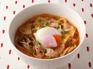 「ミツカン　麺＆鍋大陸　キムチチゲスープの素」おすすめレシピ：豚バラ肉と白菜のチゲうどん