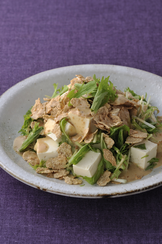 ＜シリアルレシピ＞ケロッグ 玄米フレークのパリパリ豆腐サラダ