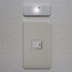 ＜LOHACO＞ LEDセンサーライト 屋内 めじるしライト2個パック 電池式 明るさセンサー付き ISL-MJL2-W（メール便）(250600) アイリスオーヤマ