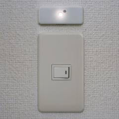 ＜LOHACO＞ LEDセンサーライト 屋内 めじるしライト1個パック 電池式 センサー付き ISL-MJL1-W 室内 停電 防災 玄関照明 玄関灯 (250601) アイリスオーヤマ画像