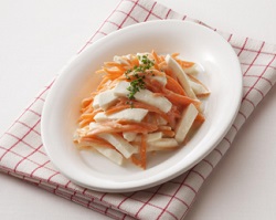 キユーピー　コールスロードレッシングのレシピ：モッツァレラとにんじんのサラダ