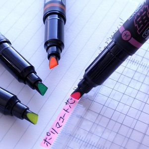 「蛍コート」は、耐久性に優れ、定規が汚れにくいポリマコート芯のペン先が特徴的。